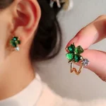 گوشواره ژوپینگ طرح شبدر سبز با نگین کریستال و آبکاری طلایی